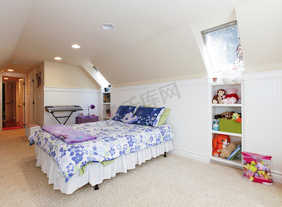 有阁楼天花板和米黄地毯的女孩卧室与玩具。