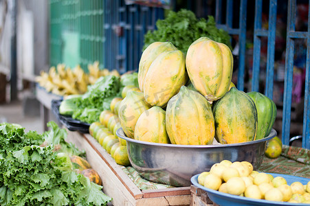 买水果摄影照片_货架上的新鲜水果和蔬菜。
