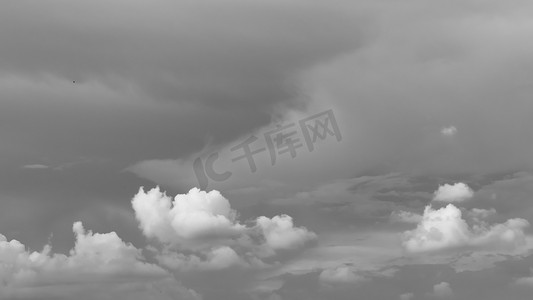 在 6 月中旬的季风傍晚，戏剧性的深色大雨云在天空中翻滚或移动。