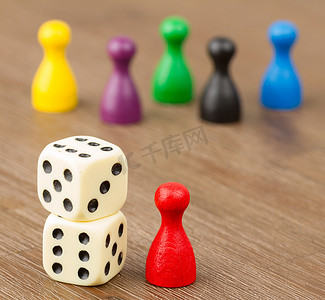 六个彩色棋子和两个骰子