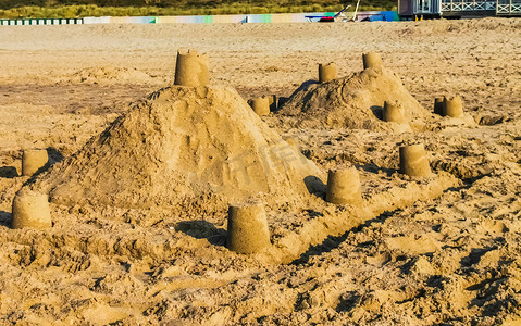孩子和成人的创造力，沙滩上的沙堡，夏季背景