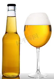 瓶和杯啤酒在白色背景中