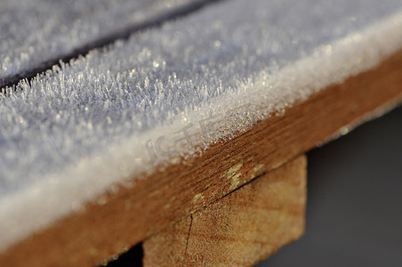 外勤摄影照片_棕色木桌上的霜