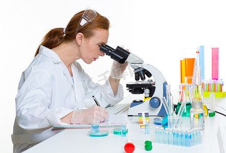 化学实验室科学家女人看显微镜