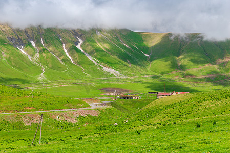 风景秀丽的青山和云彩，六月的高加索，格鲁吉亚三