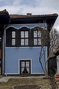 Koprivshtitsa，色彩鲜艳的房子的碎片，有木窗和风景如画的屋檐