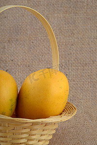 麻袋布背景篮子中的芒果果