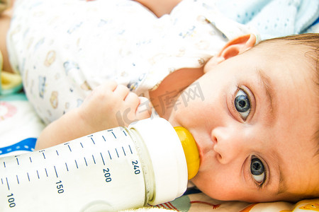 婴儿和奶瓶