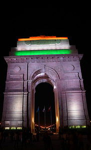 印度门是一座战争纪念馆，横跨 Rajpath