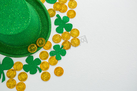 圣帕特里克节妖精帽、三叶草和巧克力金币