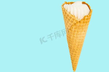 冰淇淋甜筒香草在柔和的蓝色背景。