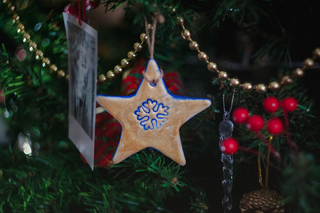 圣诞玩具以蓝-红-白复古星形雪花的形式出现在圣诞装饰的圣诞树上。