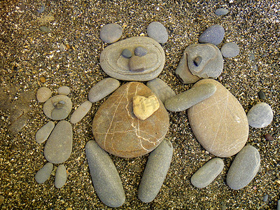 暑假印象——孩子们在沙滩上摆放各种石俑