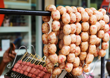 鲜肉香肠摄影照片_泰国街头市场上的泰式烤香肠