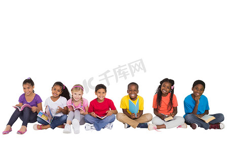 小学生坐在一起的合成图像