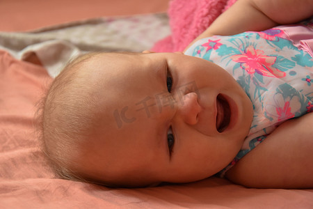 尖叫，哭泣的婴儿照片。