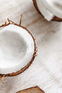 整个椰子，切成块状，呈浅白色
