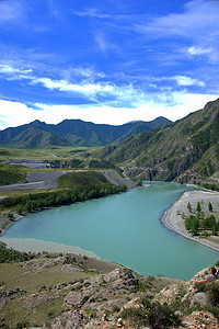 高山空心的绿松石山河弯道。