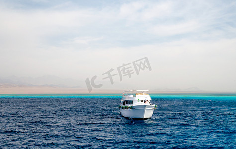 埃及红海摄影照片_埃及红海的白色游轮