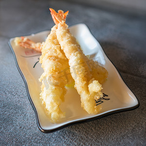 罗虾摄影照片_长方形盘子里的天妇罗虾