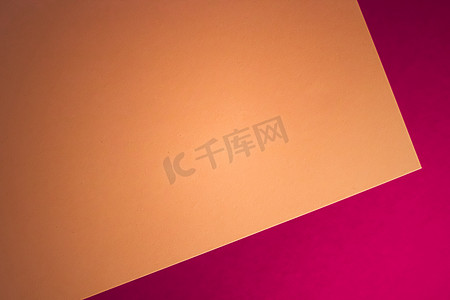 空白 A4 纸，粉红色背景上的棕色作为办公文具平铺，豪华品牌平铺和品牌标识设计模型