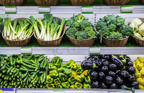 买水果摄影照片_超市货架上的水果和蔬菜