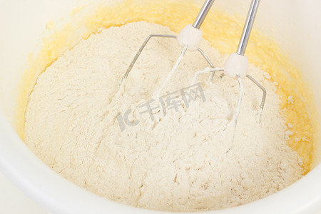 面粉和发酵粉混合到面团中