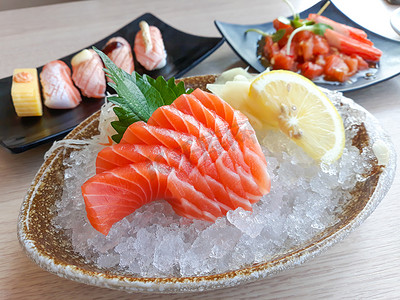 三文鱼生鱼片和寿司，日本料理。
