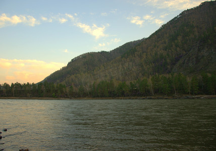 Katun，山区河流，流淌着碧绿的海水，在日落时拍摄。