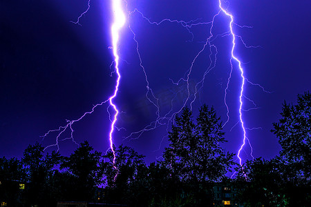 夜间雷雨中的闪电