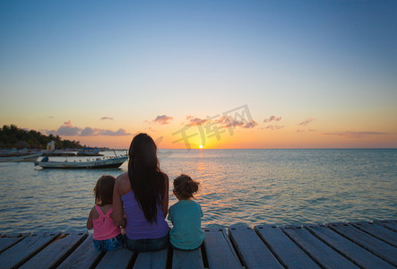 妈妈和孩子剪影摄影照片_妈妈和女儿在桥上夕阳下的剪影