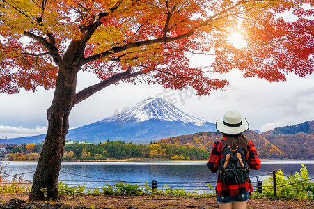 在秋天，日本背着背包看富士山的女旅行者。