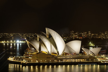 特色优势摄影照片_悉尼歌剧院是一座多场馆表演艺术中心，被公认为 20 世纪最具特色的建筑之一