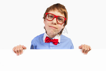 小学生海报摄影照片_拿着白方块的红色眼镜的小学生