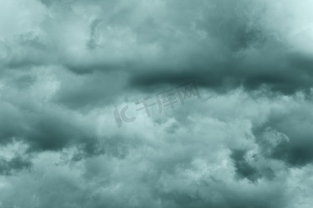中纹理摄影照片_天空阴雨天气中的戏剧性风暴云，以 2021 年趋势潮水绿色着色。气象学抽象纹理，自然背景
