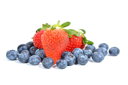 草莓和蓝莓白上孤立。