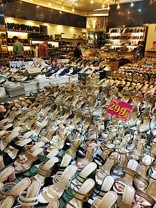 凉鞋摄影照片_在一家泰国鞋店销售女式凉鞋