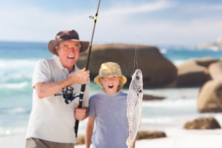 男人和他的孙子一起钓鱼