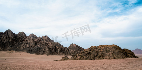 沙漠中的落基山脉和沙姆沙伊赫的蓝天