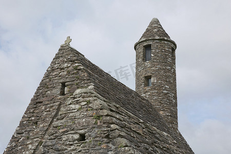 爱尔兰威克洛郡格兰达洛山谷的石圆塔和修道院定居点的一些废墟，最初建于 6 世纪