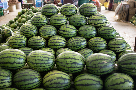 缅甸水果市场一座大塔里堆放着大西瓜