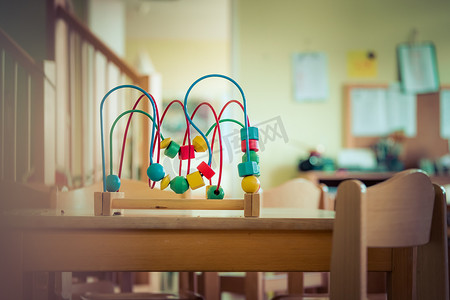 学前教育摄影照片_童年和社会化概念：幼儿园的彩色木制玩具