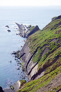 岩石参差不齐的海岸线和悬崖