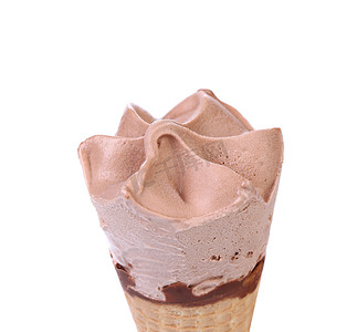 巧克力冰淇淋甜筒的特写图像。