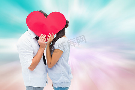 情侣用心覆盖他们的吻的复合图像