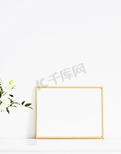 海报印刷摄影照片_白色家具上的金色框架、豪华家居装饰和样机设计、海报印刷和可印刷艺术、网上商店展示