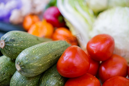 五颜六色的蔬菜摊特写镜头，包括西红柿、西葫芦等