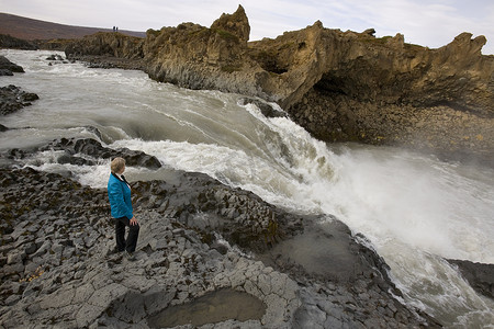 Godafoss 瀑布附近的急流 - 冰岛