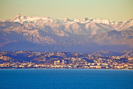 cap摄影照片_从 Cap Antibes 的法国阿尔卑斯山雪峰视图