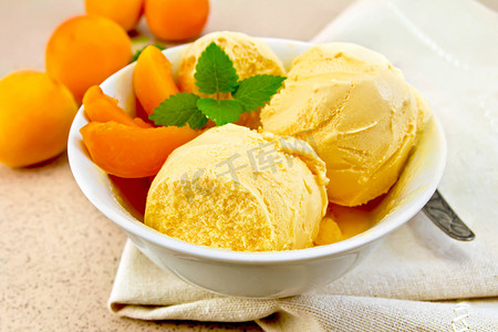 碗里的冰淇淋杏，餐巾上放着勺子
